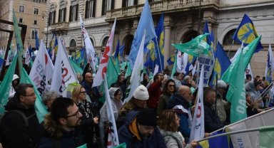 İtalya'da doktorlar ve hemşireler greve gitti