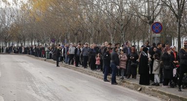 İzmit Körfezi'nde demirleyen TCG Anadolu gemisine ziyaretçi yoğunluğu