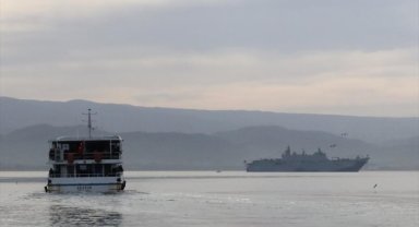İzmit Körfezi'ne demirleyen TCG Anadolu'ya ziyaretler sürüyor