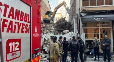 Kadıköy'de bir bina, kontrollü yıkımı yapılırken kısmen çöktü