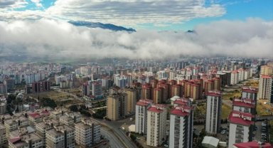 Kahramanmaraş'ın sisle bütünleşen manzarası dronla görüntülendi