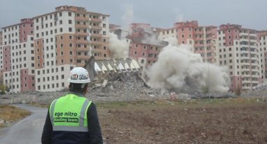 Kahramanmaraş'ta ağır hasarlı 11 katlı 3 bina patlayıcı kullanılarak yıkıldı