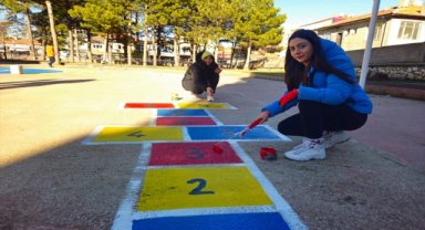 Kaman'da okul bahçelerine geleneksel çocuk oyun alanları çizildi