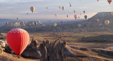 Kapadokya'da 36 yıl önce 5 kişinin uçuşuyla başlayan sıcak hava balonculuğu turizmin lokomotifi oldu