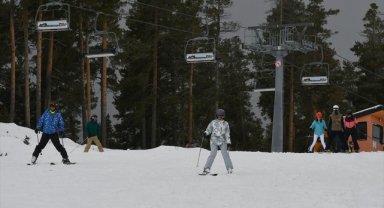 Kar kalınlığının 60 santimetreyi bulduğu Sarıkamış Kayak Merkezi hareketlendi