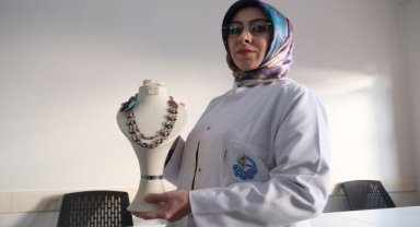 Karapınar'da kağıt atıklar ustasının elinde takı ve aksesuara dönüşüyor