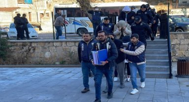 "Kargo dolandırıcılığı" operasyonunda yakalanan 11 şüpheli adliyede