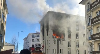 Kars'ta bir binada patlama sonrası yangın çıktı