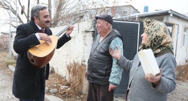 Kars'ta muhtar adayı halk ozanı ev ev gezerek sazlı sözlü oy istiyor