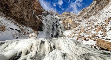 Kars'ta Susuz Şelalesi kısmen dondu