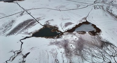 Kars'taki Lavaş Gölü kısmen dondu