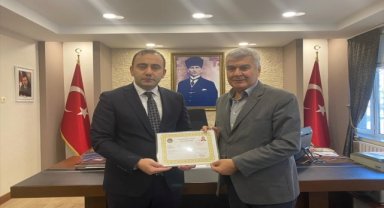 Kaymakam Bakkal'dan İlçe Emniyet Müdürü Arıcı'ya başarı belgesi 