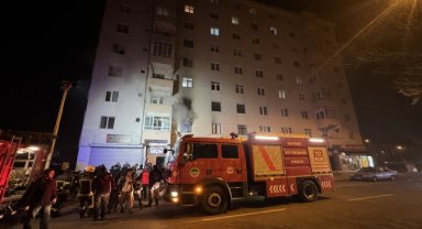 Kayseri'de apartman dairesindeki yangında 4 kişi dumandan etkilendi
