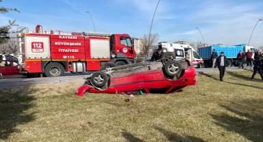 Kayseri'de devrilen otomobilin alev aldığı kazada 2 kişi yanarak yaralandı