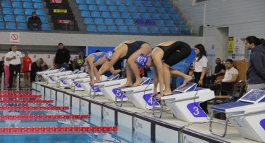 Kayseri'de engelli sporcular kulaç attı