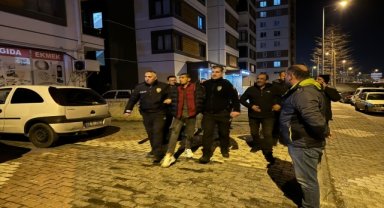 Kayseri'de kendisini eve kilitleyen genci ailesi "para verme" vaadiyle ikna etti