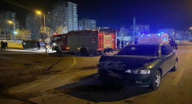 Kayseri'de minibüs ile otomobilin çarpıştığı kazada 7 kişi yaralandı 