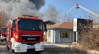Kayseri'de mobilya fabrikasında çıkan yangına müdahale ediliyor