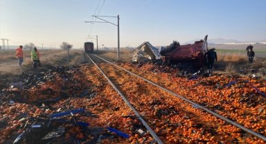 Kayseri'de narenciye yüklü tır demir yoluna devrildi
