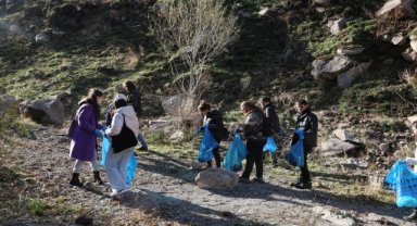 Kayseri'de öğrenciler Kırlangıç Vadisi'nde atık topladı