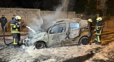 Kayseri'de seyir halindeyken alev alan hafif ticari araç yandı