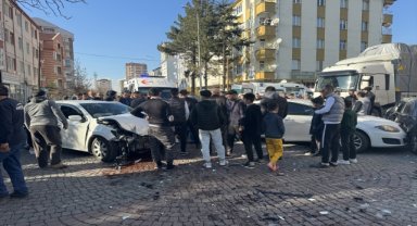 Kayseri'deki trafik kazasında 3 kişi yaralandı