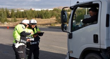 "Kilit kavşak" Kırıkkale'de ticari araçlarda zorunlu kış lastiği denetimi yapıldı