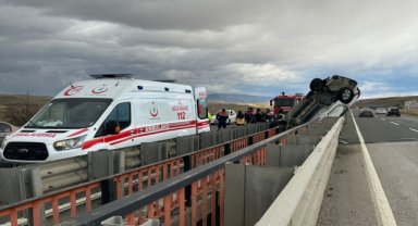 Kırıkkale'de devrilen otomobildeki 5 kişi yaralandı