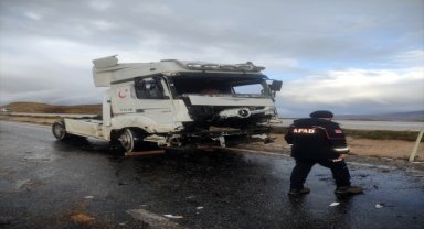 Kırıkkale'de iki tırın çarpıştığı kazada 1 kişi yaralandı