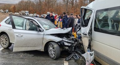 Kırklareli'nde yolcu minibüsü ile otomobilin çarpıştığı kazada 9 kişi yaralandı