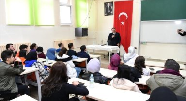 Kırşehir Valisi Buhara, üniversite öğrencileriyle bir araya geldi