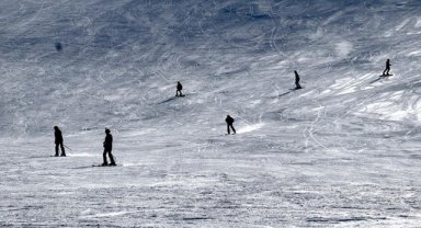 Kış turizminin gözde merkezi Palandöken'de yılbaşına özel hazırlıklar yapıldı