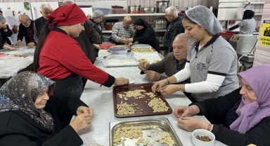 Kız meslek lisesi öğrencileri, yaşlılarla etkileşim programında buluştu