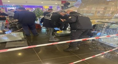 Konya'da 2 yaşındaki bir çocuğun yürüyen merdivene sıkışan 3 parmağı koptu