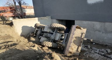 Konya'da devrilen kepçenin altında kalan operatör yaralandı