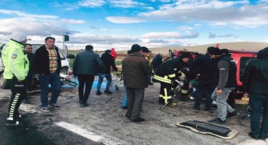 Konya'da hafif ticari araçla çarpışan otomobilin sürücüsü hayatını kaybetti