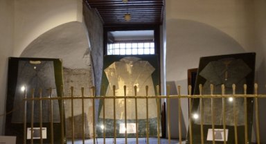 Konya'da Mevlana'ya ait kıyafetler sergilenmeye başlandı