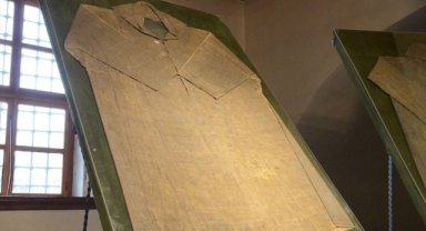 Konya'da Mevlana'ya ait kıyafetler sergilenmeye başlandı