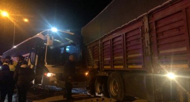Konya'da otobüsün tıra çarpması sonucu 2 kişi yaralandı