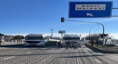 Konya'da tanker ile otomobil çarpıştı 4 kişi yaralandı