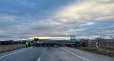Konya'da tır ile kamyonun çarpıştığı kazada 2 kişi yaralandı