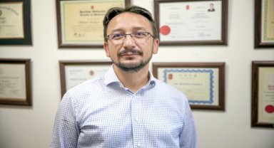 Konya'da yürüyen merdivene sıkışan 2 parmağı kopan çocuk ameliyat edildi