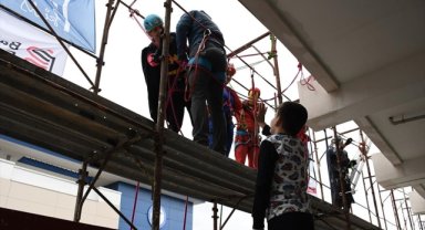 Kosova'da "süper kahramanlar" kliniğin çatısından halatla inerek çocuklara hediyeler dağıttı