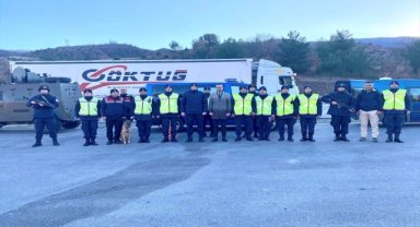 Koyulhisar Kaymakamı Demir, kontrol noktasındaki jandarma ekibini ziyaret etti