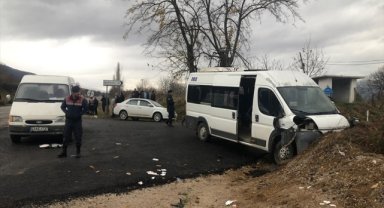 Kütahya'da toprak yığınına çarpan servis minibüsündeki 14 öğrenci yaralandı