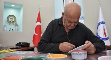 Kütahyalı "yaşayan insan hazinesi" çiniciliğe meraklı gençlere eğitim veriyor