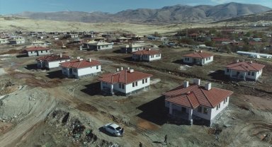 Malatya Doğanşehir'de köy tipi afet evlerinin inşası sürüyor