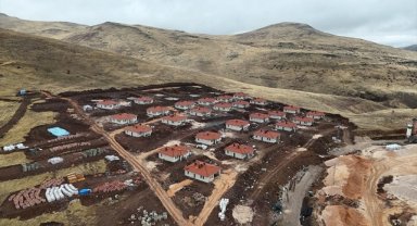 Malatya'nın Akçadağ ilçesinde köy tipi afet evlerinin inşası sürüyor