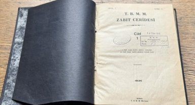 Meclis'in ilk kadın vekili, kürsüden dünyaya seslenerek, "eksiksiz bir bütünüz" mesajı verdi