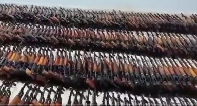 Mehmetçik, terör örgütü PKK'ya ait mağarada 467 piyade tüfeği ele geçirdi